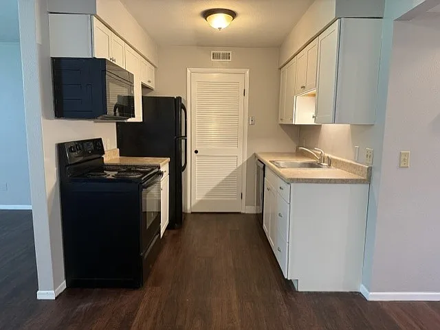 19 Nottingham Ln #F — Photo 4