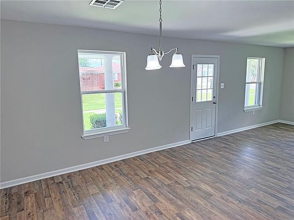 3rd image of 805 Garden Rd