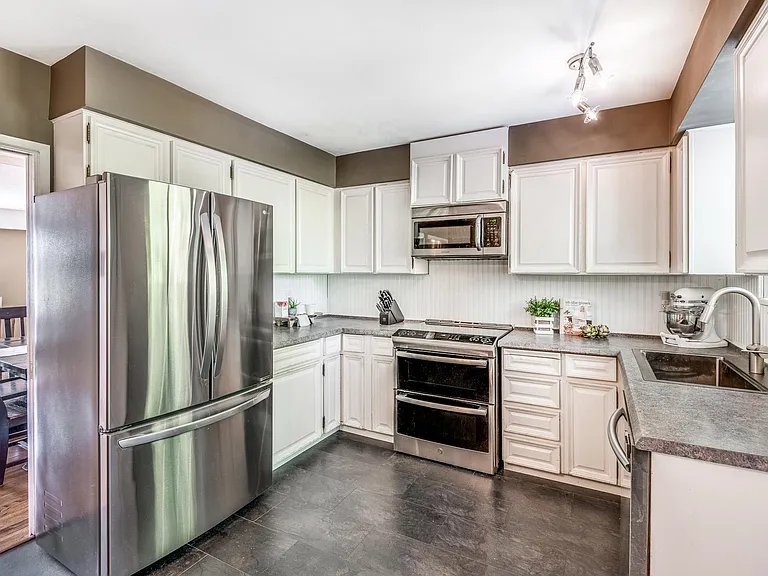 885 Fairfield Rd — Photo 8