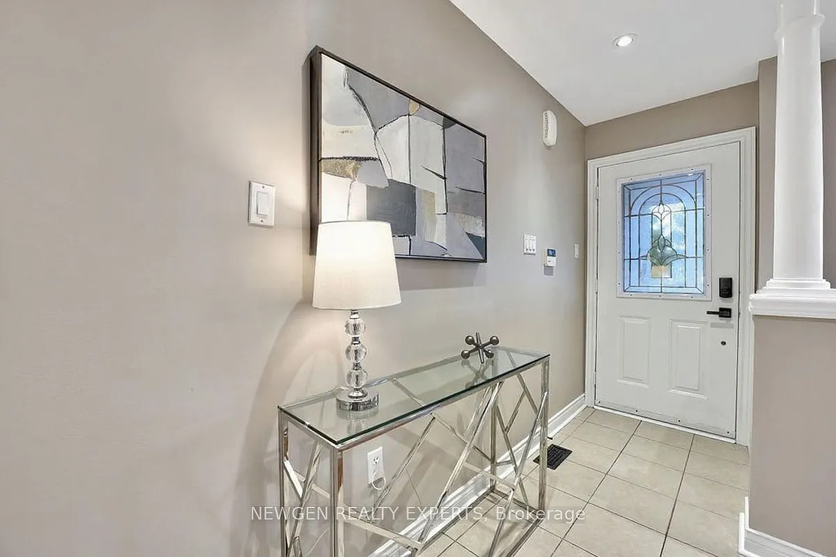 Building Photo - 68 Root Cres E #UPPER