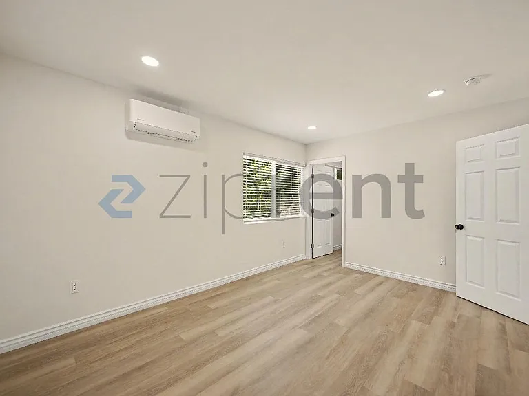 3751 E 6th St — Photo 15