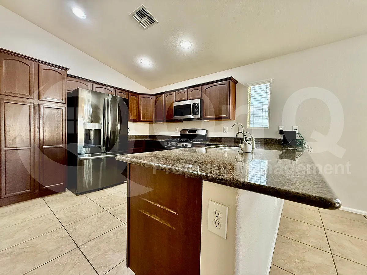 3 bed, 2.0 bath, 1727 sqft, $2,350 — Photo 4