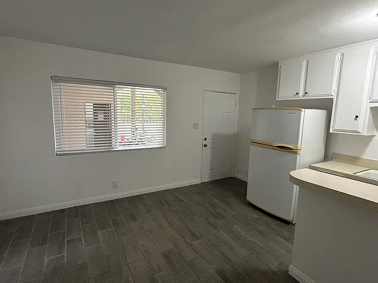 12701 York Ave #G — Photo 7