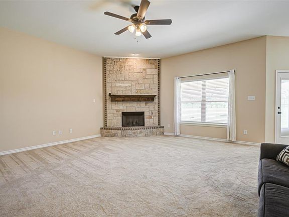 5th image of 414 Lake Dr