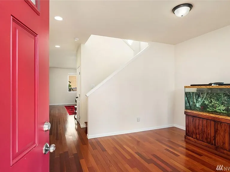 4532 NE 10th St — Photo 2