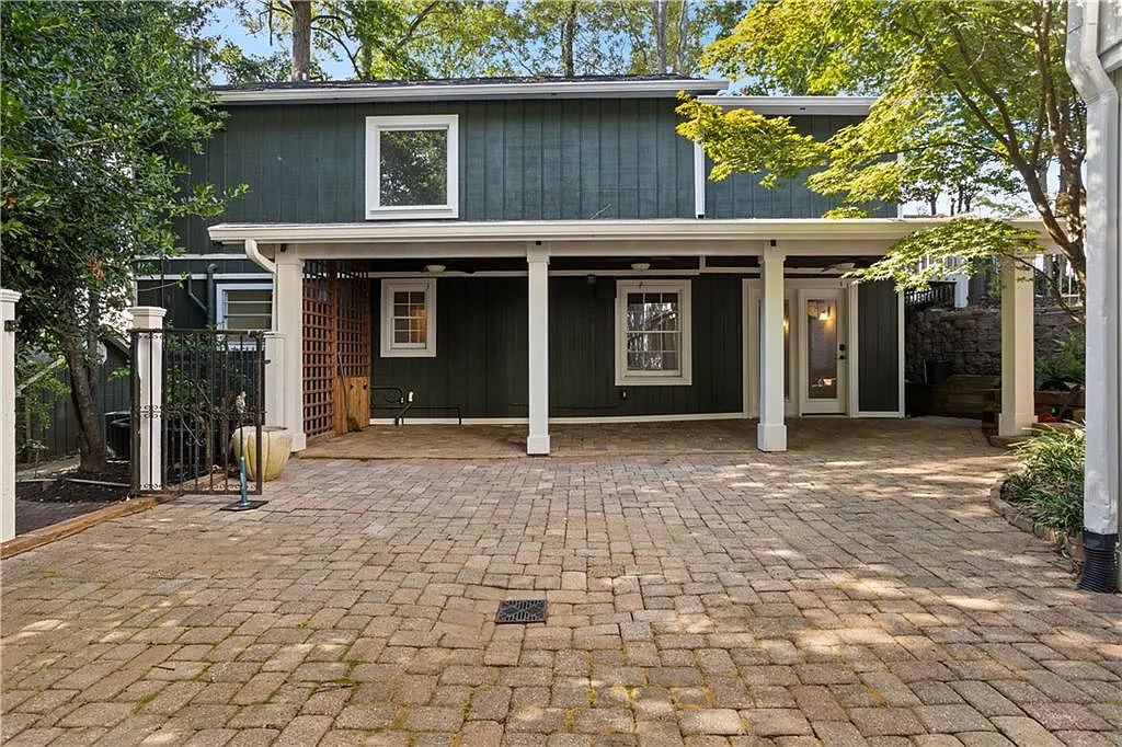 4 bed, 3.0 bath, 2700 sqft, $2,500 — Photo 1