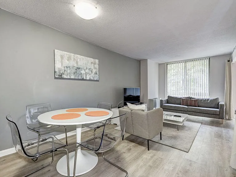 Windsor House Apartments — Photo 9