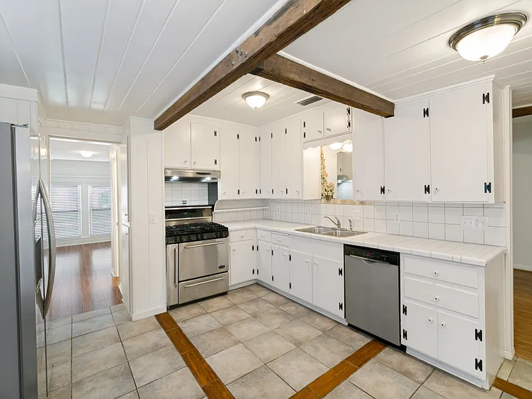 837 Northwood Rd — Photo 4