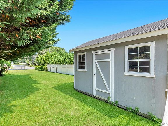 4th image of 437 Commack Road