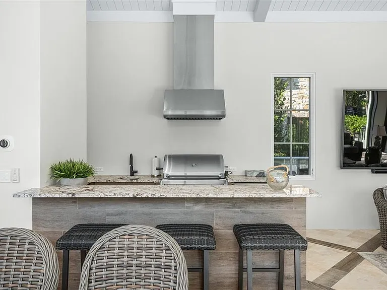 10331 Los Feliz Dr — Photo 37