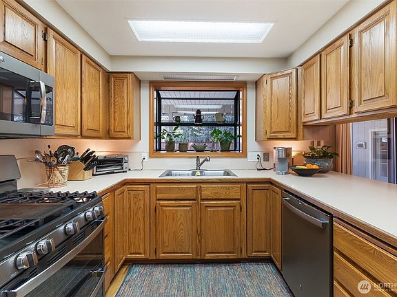 5th image of 340 Thunderbird Court SE