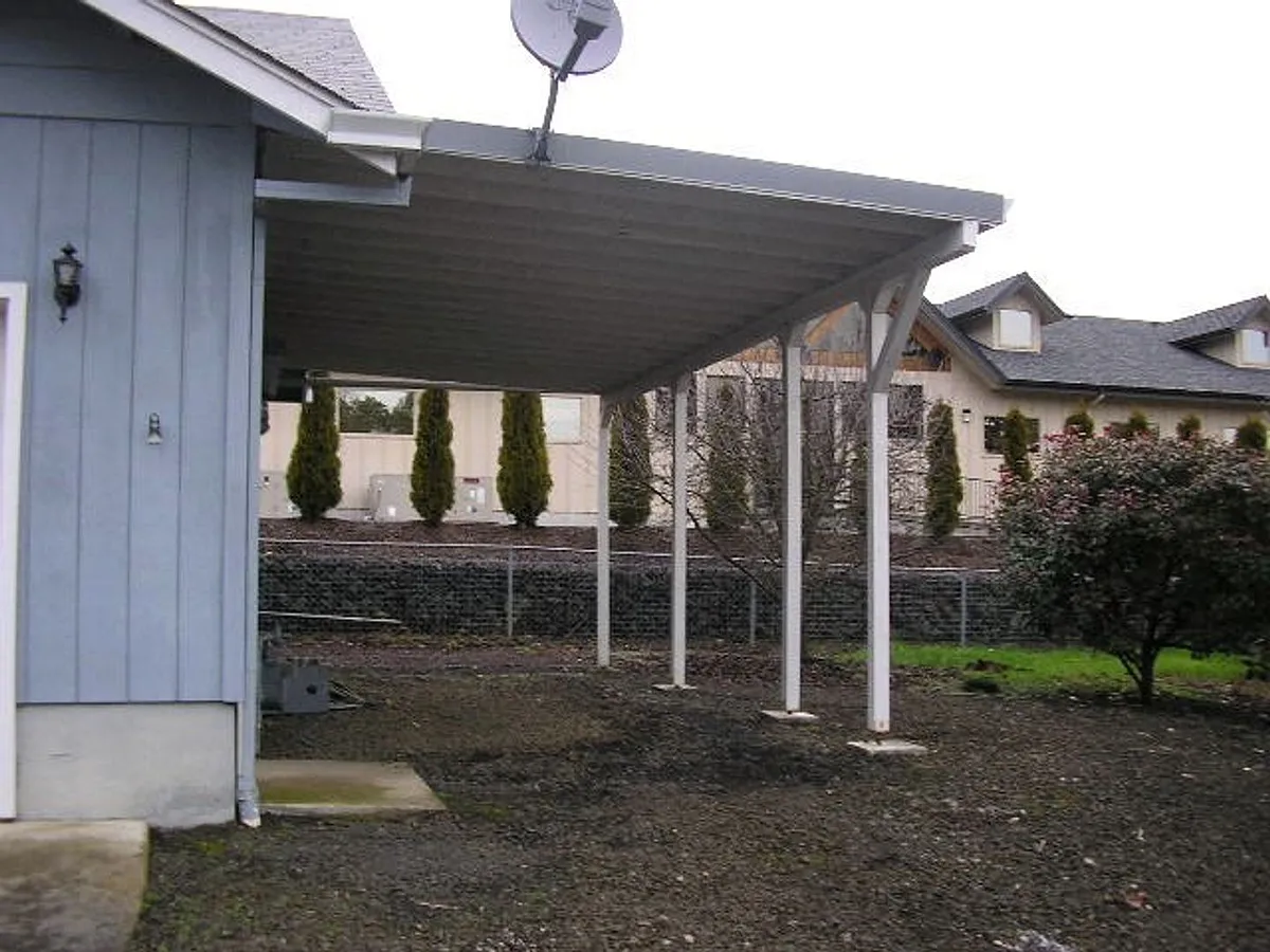 Building Photo - 2220 NW Cabrillo Ct