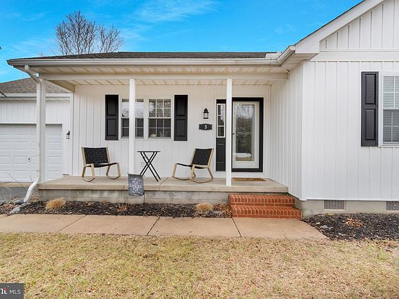 3rd image of 5 Radcliffe Dr