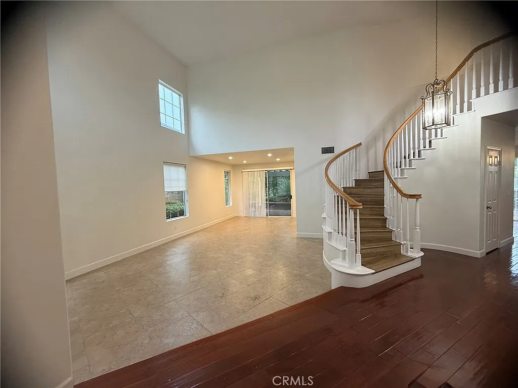 5 bed, 3300 sqft, $7,100 — Photo 3