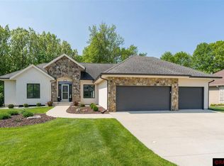 125 Hidden Oaks Cir, Mankato, MN 56001