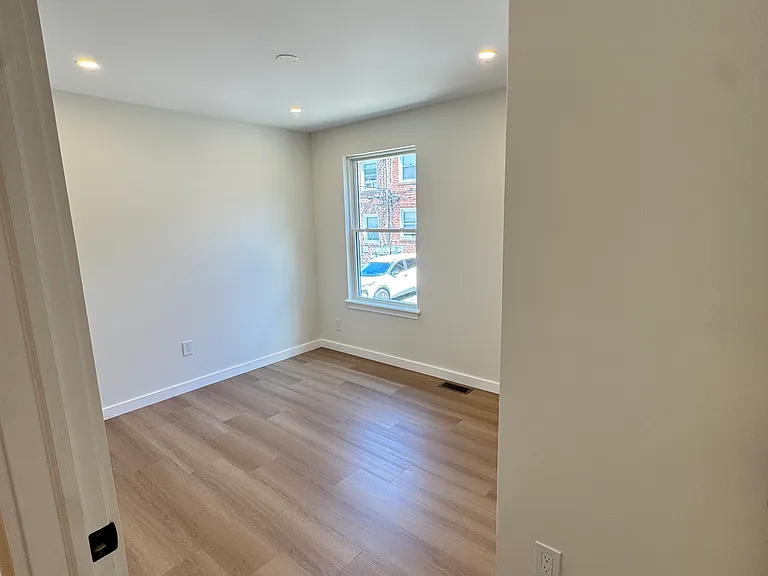1220 Hollywood Ave #2 — Photo 8