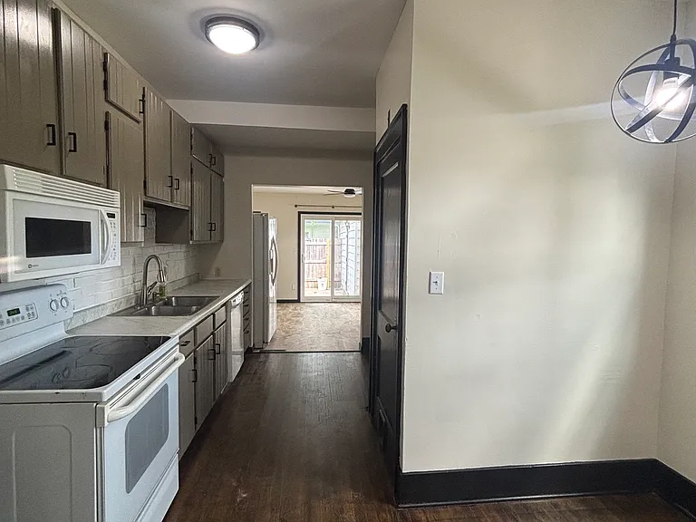 1127 Lincoln Dr — Photo 3