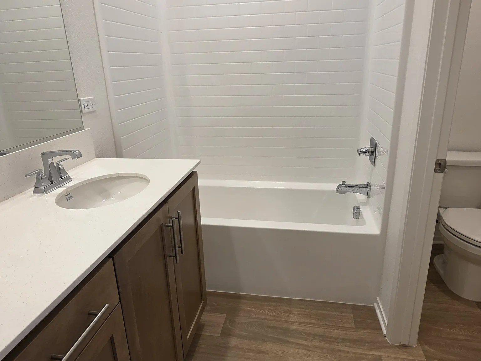 3 bed, 2.5 bath, 1824 sqft, $4,000 — Photo 3