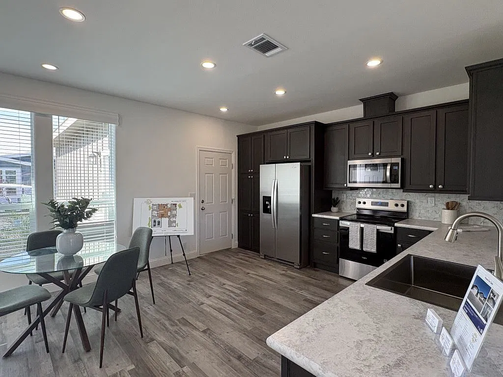 3 bed, 3.0 bath, 1824 sqft, $2,200 — Photo 2
