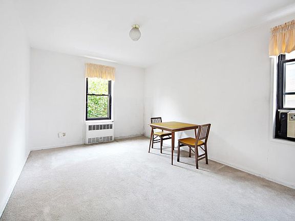 3rd image of 2525 W 2nd St APT 4C