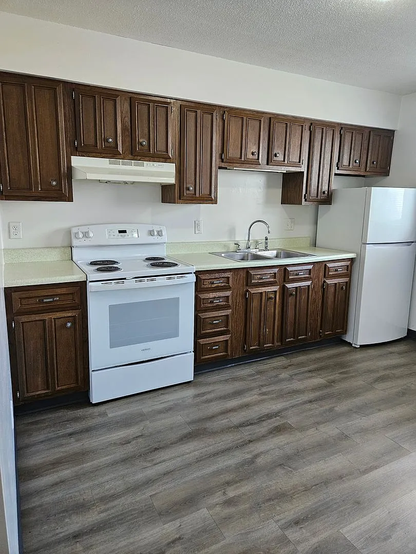 Evergreen Apartments — Photo 2