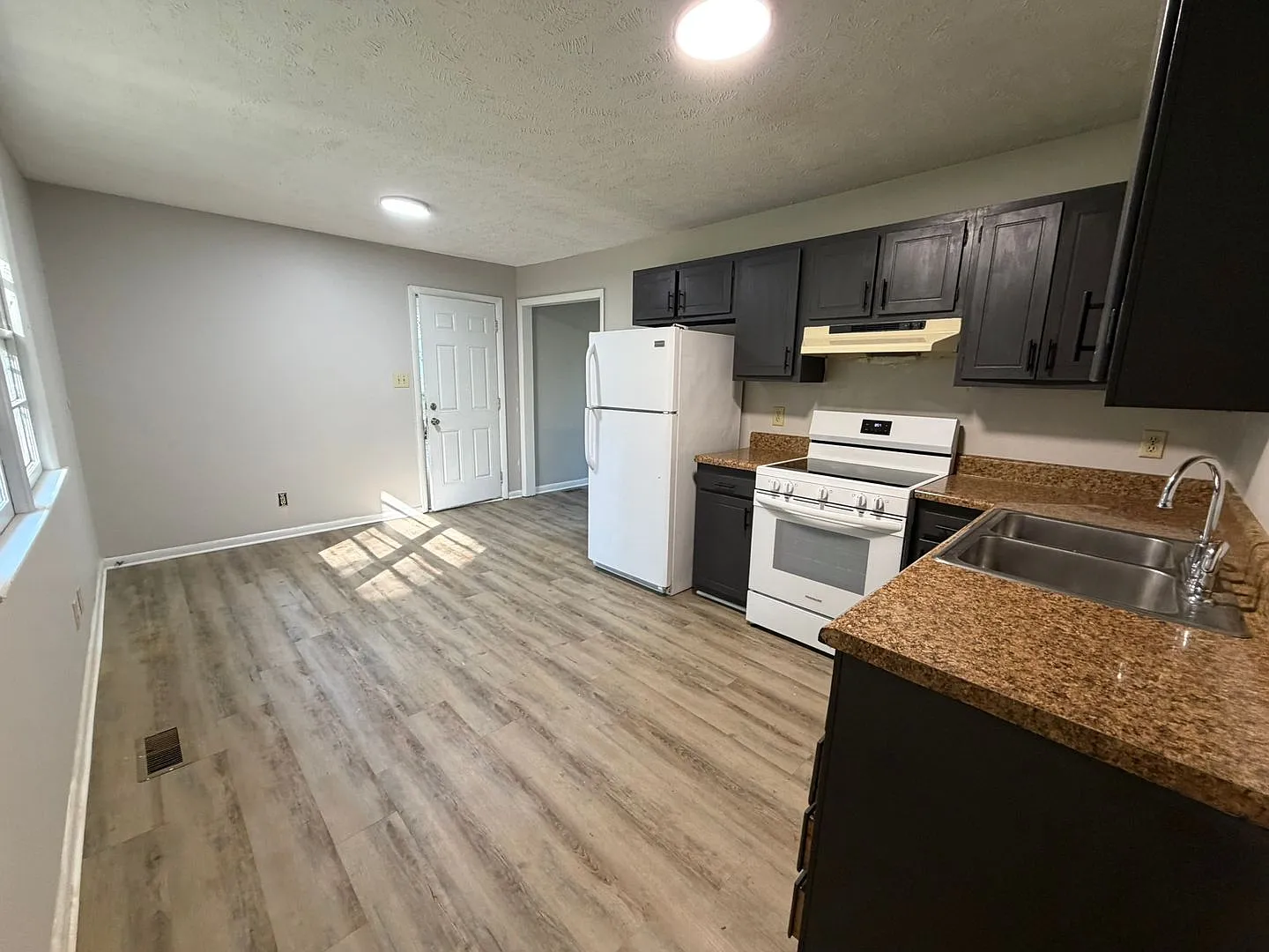 745 Rustland Dr. - Oakcrest ~ 2 Weeks Free! ~ — Photo 4