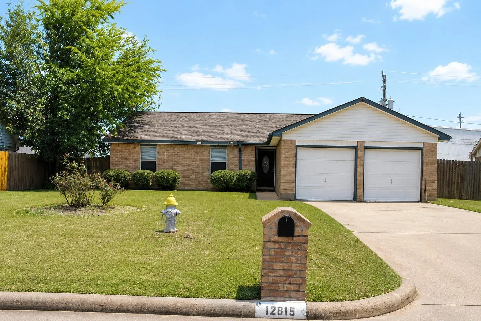 3 bed, 2.0 bath, 1497 sqft, $2,100 — Photo 2