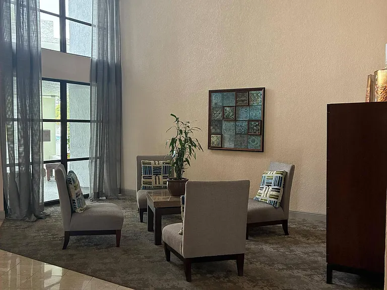 400 Leslie Dr #502 — Photo 7