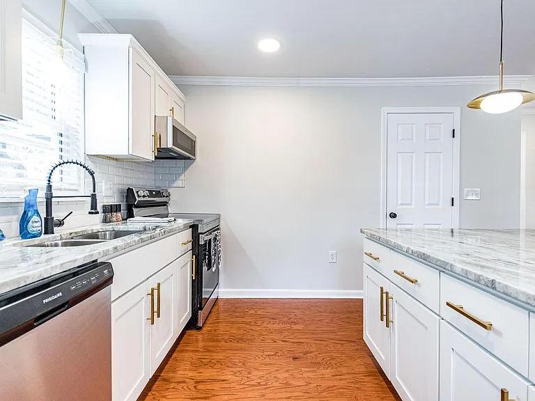 110 Jordan Ln — Photo 11