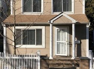 8 Walnut Pl, Great Neck, NY 11021