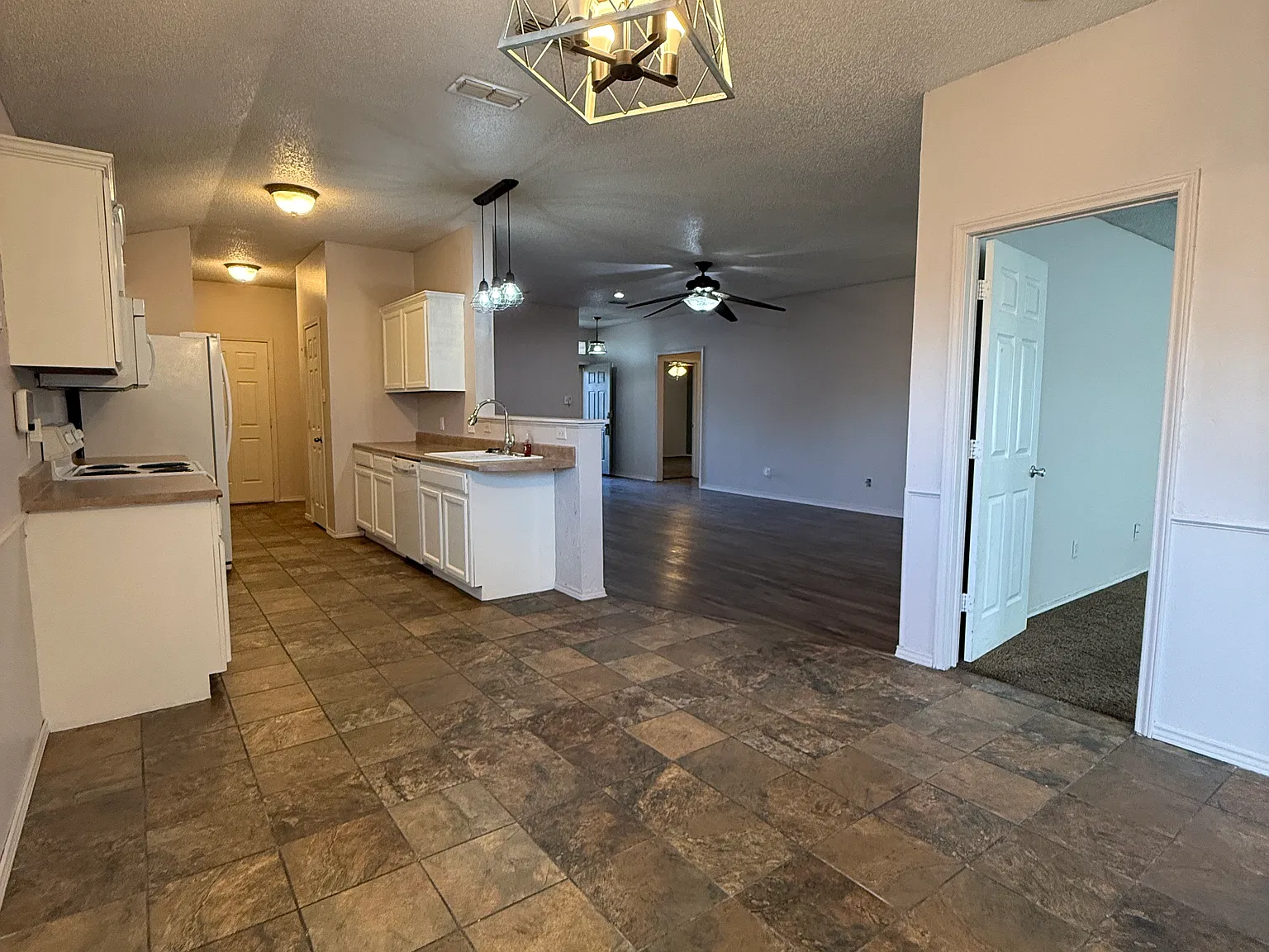 3 bed, 1904 sqft, $1,880 — Photo 4