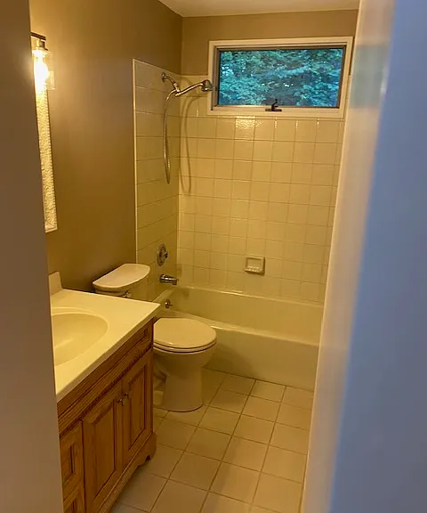 UPSTAIRS FULL BATHROOM