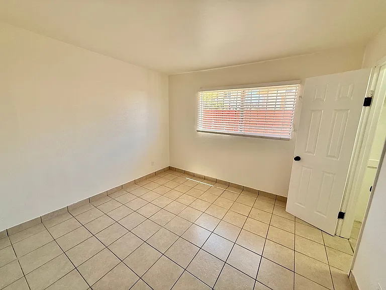 4037 Winona Ave — Photo 10