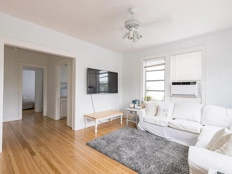 320 Mendoza Ave #6 — Photo 2