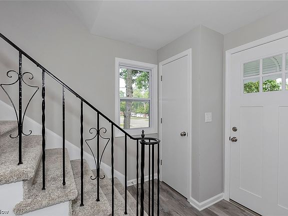 5th image of 24550 Hawthorne Dr
