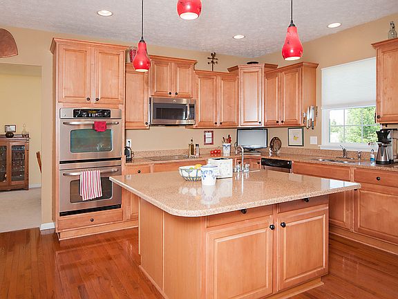 3rd image of 534 Plainville Dr