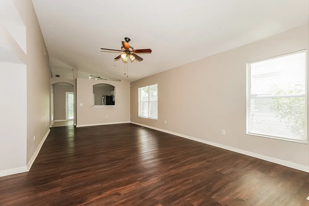 3 bed, 2.0 bath, 1299 sqft, $2,105 — Photo 4