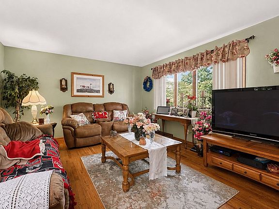 5th image of 544 Edgewood Dr