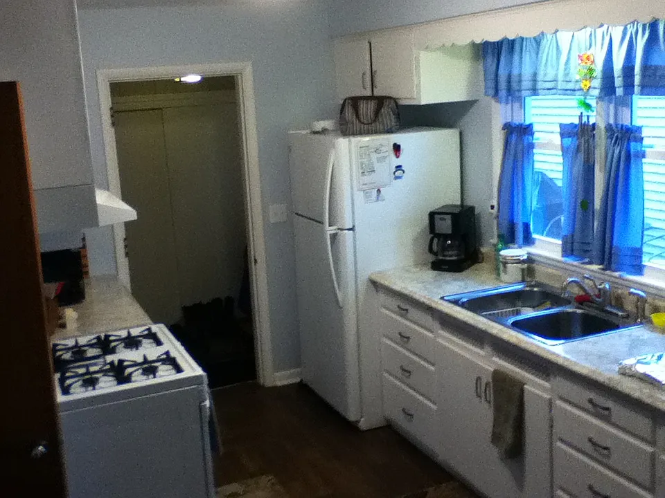 907 W 8th Ave — Photo 4