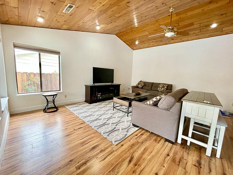 3640 Elizabeth Way — Photo 12