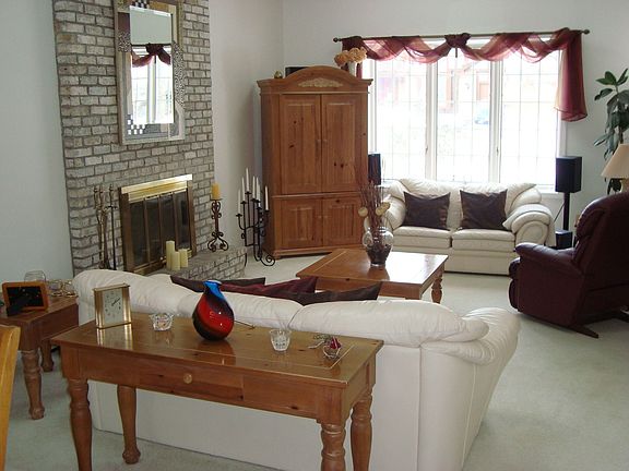 SUNKEN LIV. ROOM W/VAULTED CEILINGS