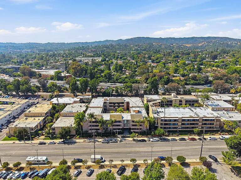 Encino Country Club Apartments — Photo 73