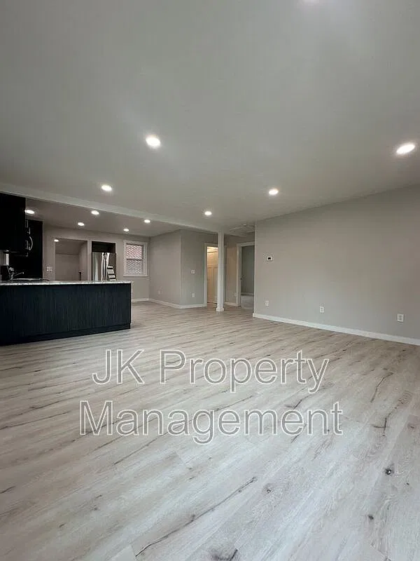 4 bed, 2.0 bath, 1998 sqft, $1,995 — Photo 4