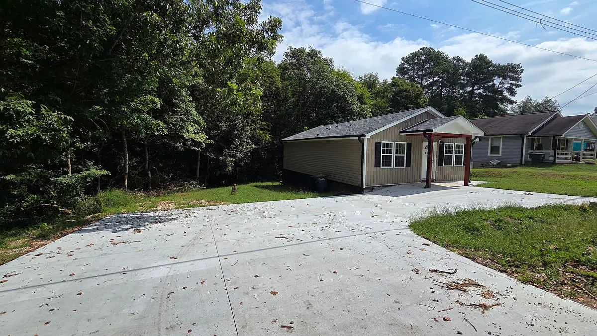 2 bed, 1.0 bath, 1120 sqft, $2,000 — Photo 2