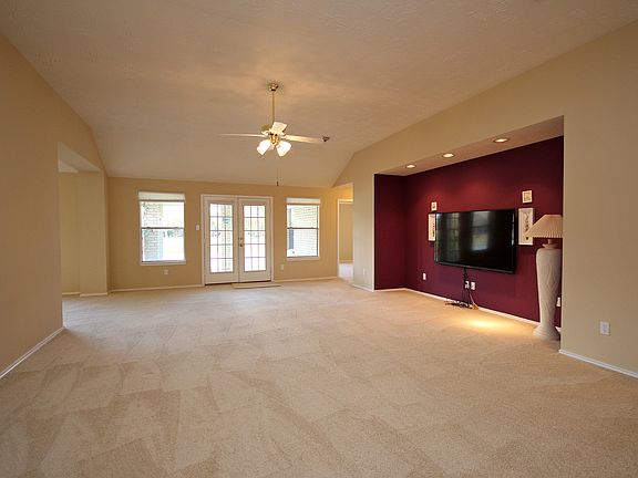 3rd image of 715 W Peach Hollow Cir