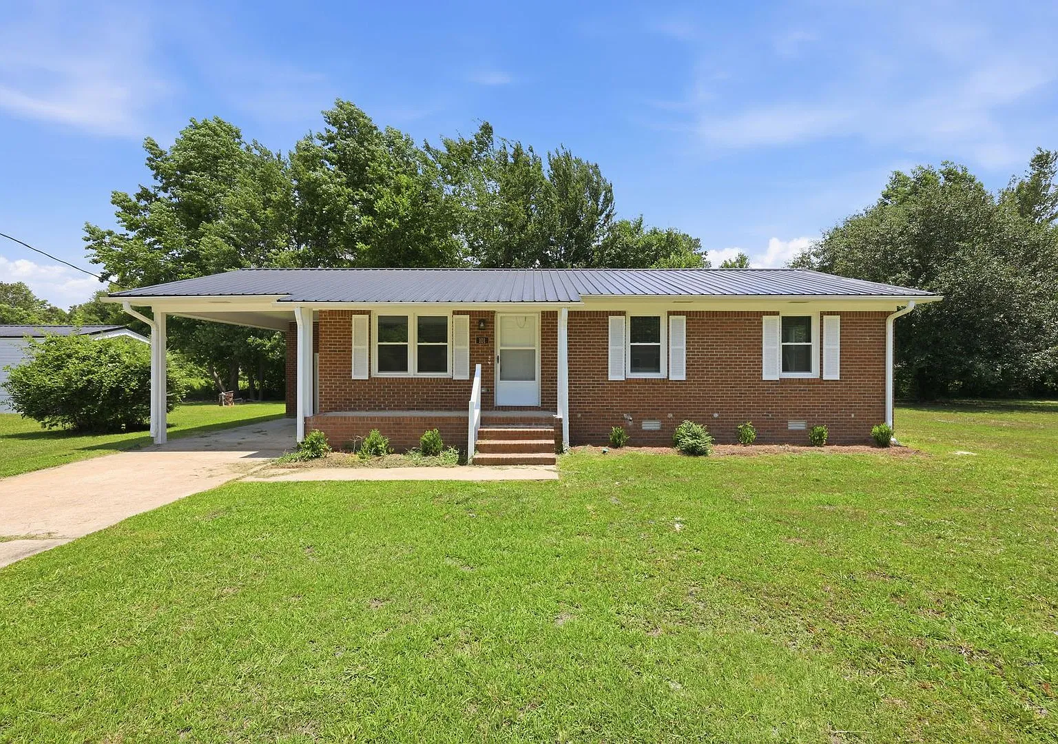 Charming 1,025 sq ft single-family home offering 3 bedrooms and 2 full bathroomsperfect for comfo... — Photo 2