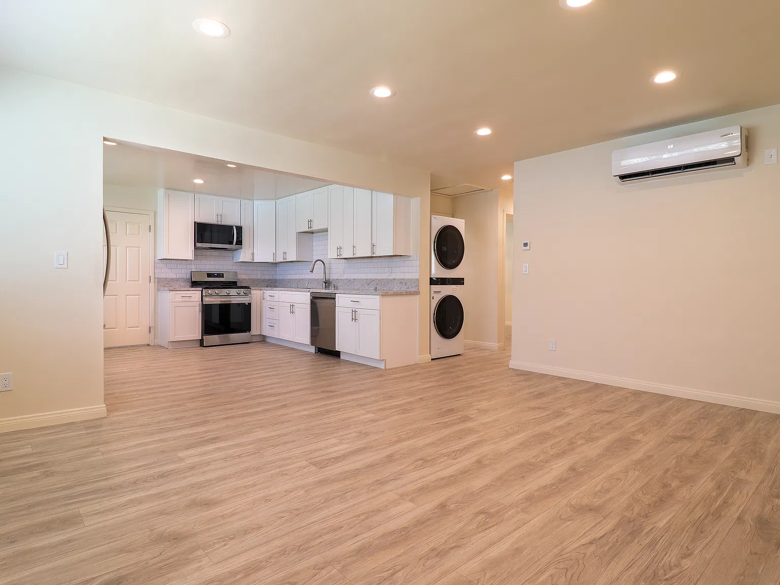 2 bed, 864 sqft, $2,849 — Photo 2