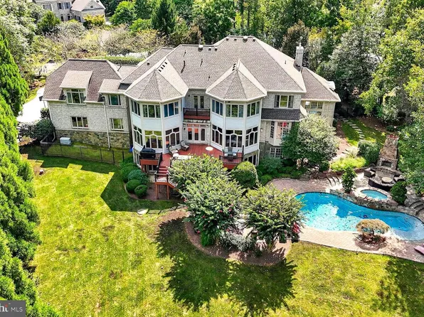 9864 Walker Glen Ct, Great Falls, VA 22066