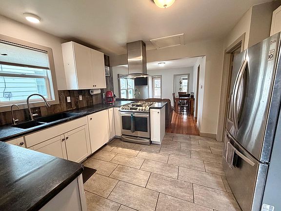 3rd image of 1607 A Ave