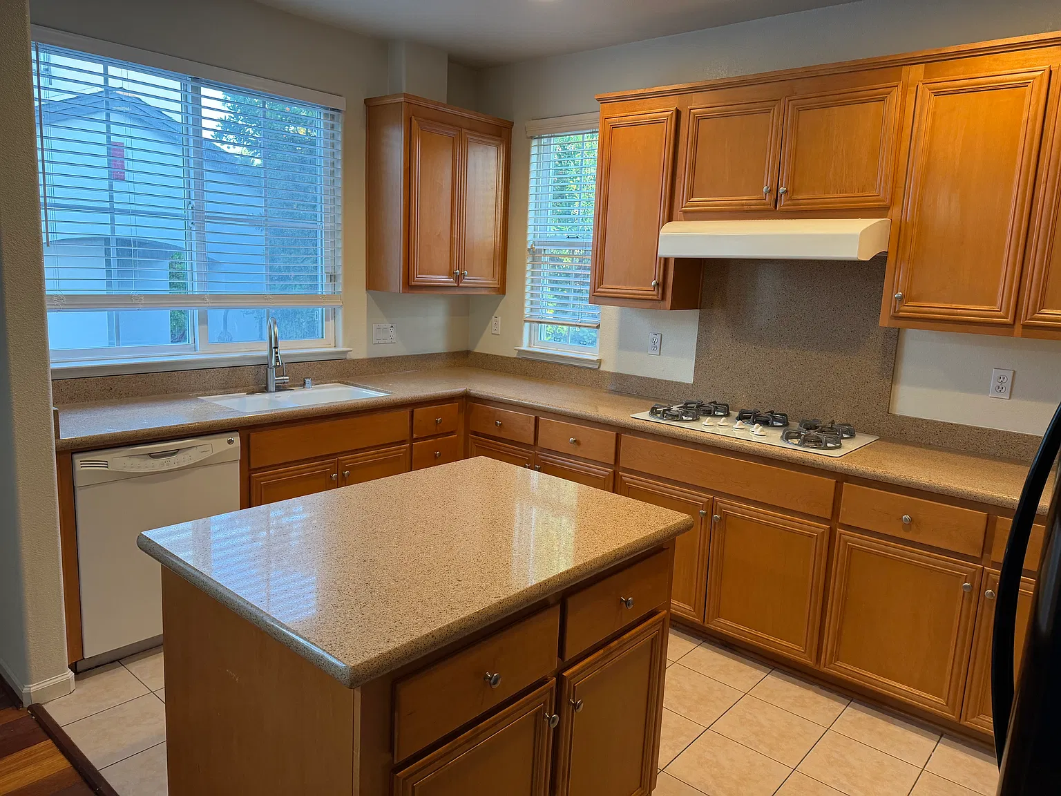 4 bed, 1701 sqft, $4,000 — Photo 2